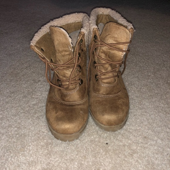 Beige size 8.5 wedge booties - Picture 2 of 4